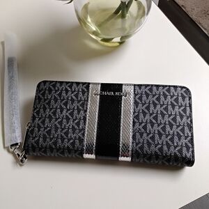 Michael Kors Jet Set Travel Lg Wallet.  NWT
